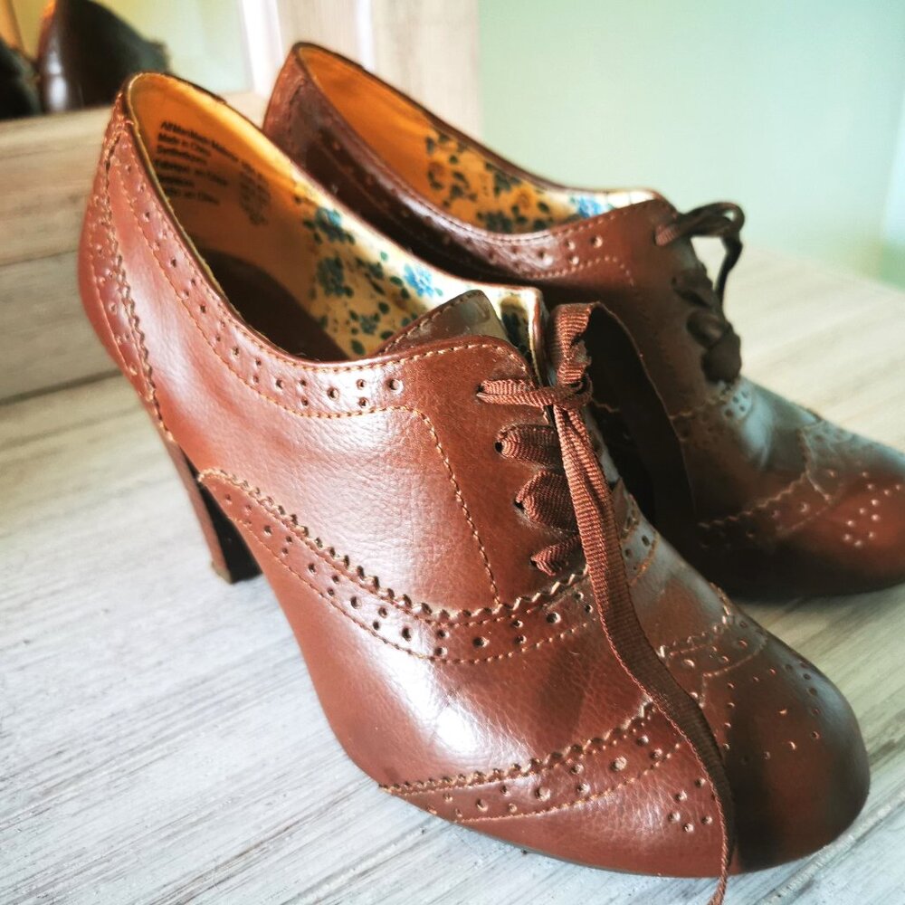 American Eagle Vintage-style Brown Shoes, Size 8.5